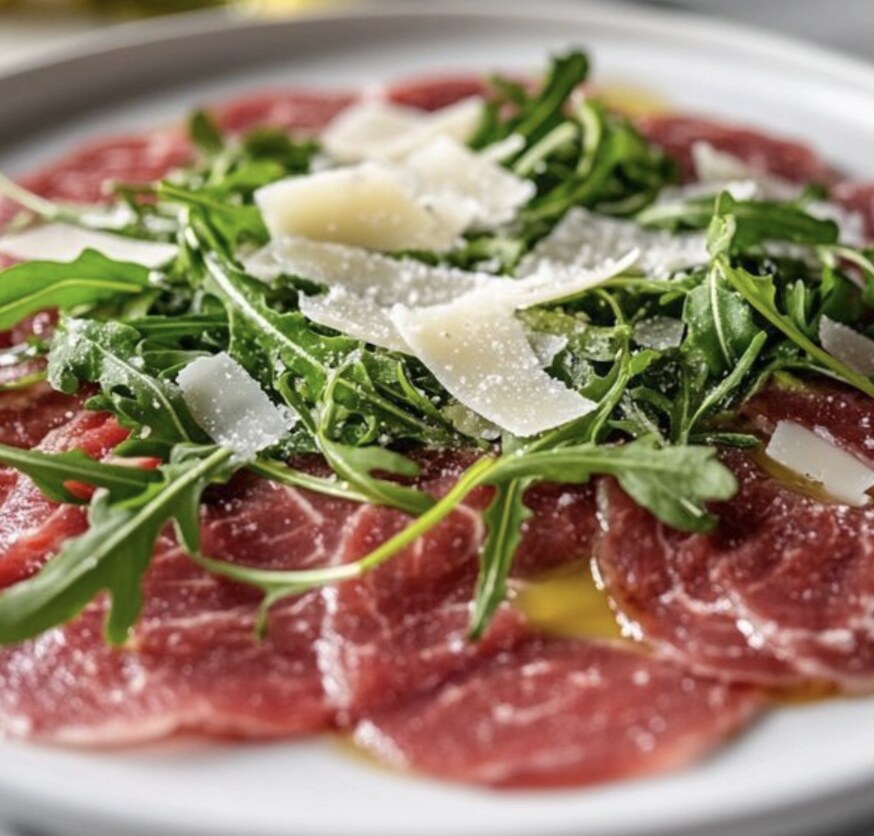 Carpaccio de roastbeef — no prato de cerâmica