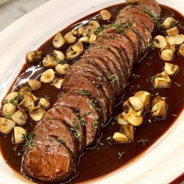 Filé em crosta de brie e molho de vinho do porto — refratário de vidro (serve 6)